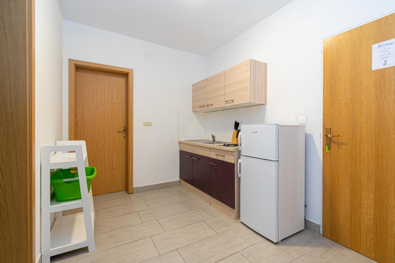 Apartments By The Sea Mandre, Pag - 3084 كولان المظهر الخارجي الصورة