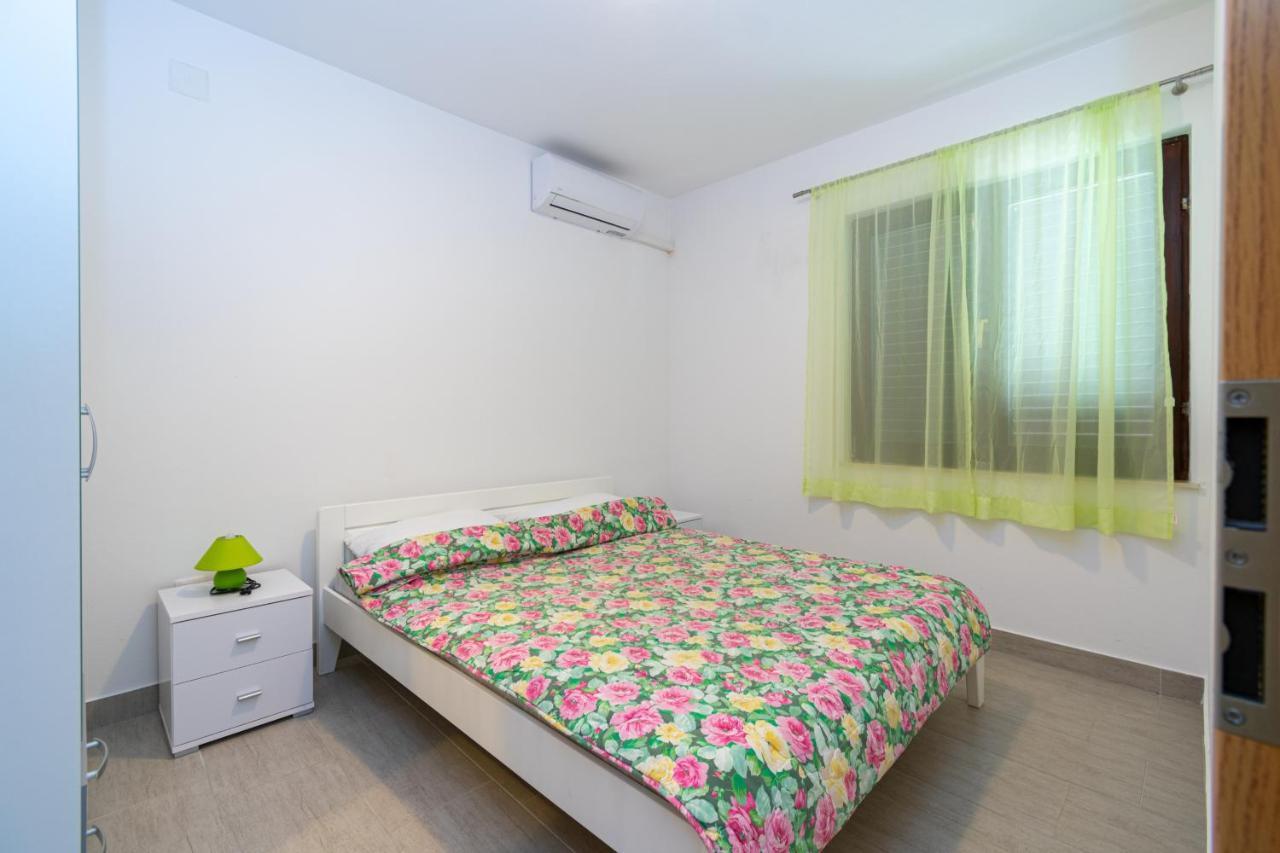 Apartments By The Sea Mandre, Pag - 3084 كولان المظهر الخارجي الصورة